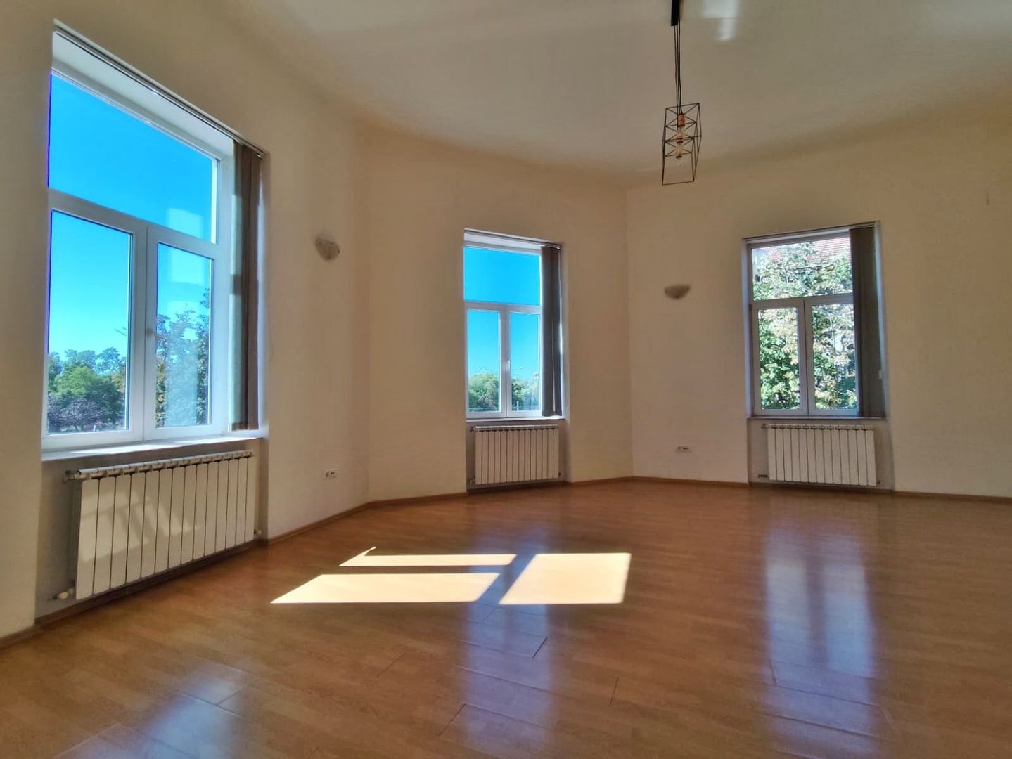 Apartament de vanzare situat ultracentral, langa Lic. E. Gojdu, Oradea - Poză 4
