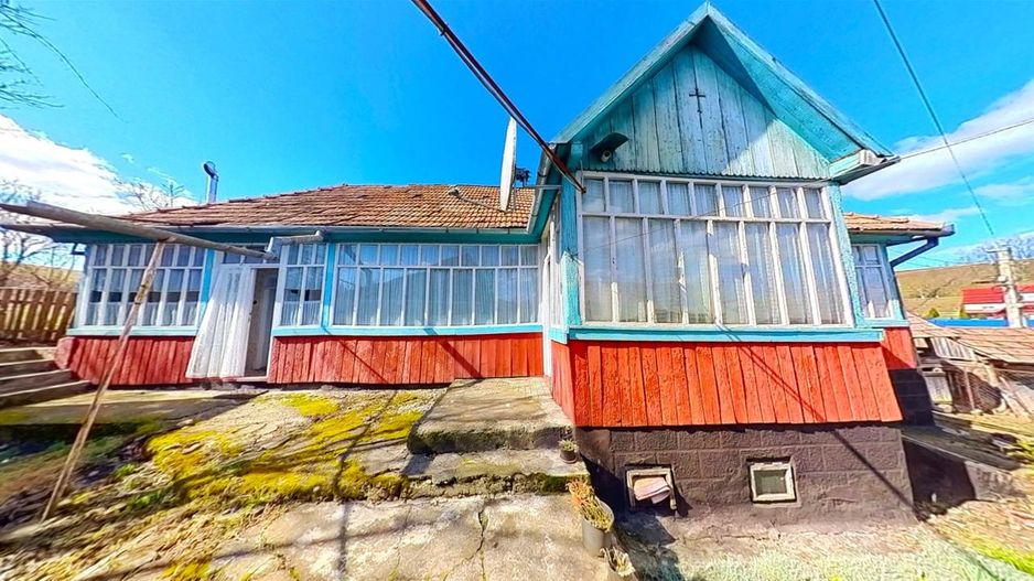 Casa traditionala+ domeniu de 2.900 mp,livada, anexe:refugiu apreciabil Craiesti - Poză 2