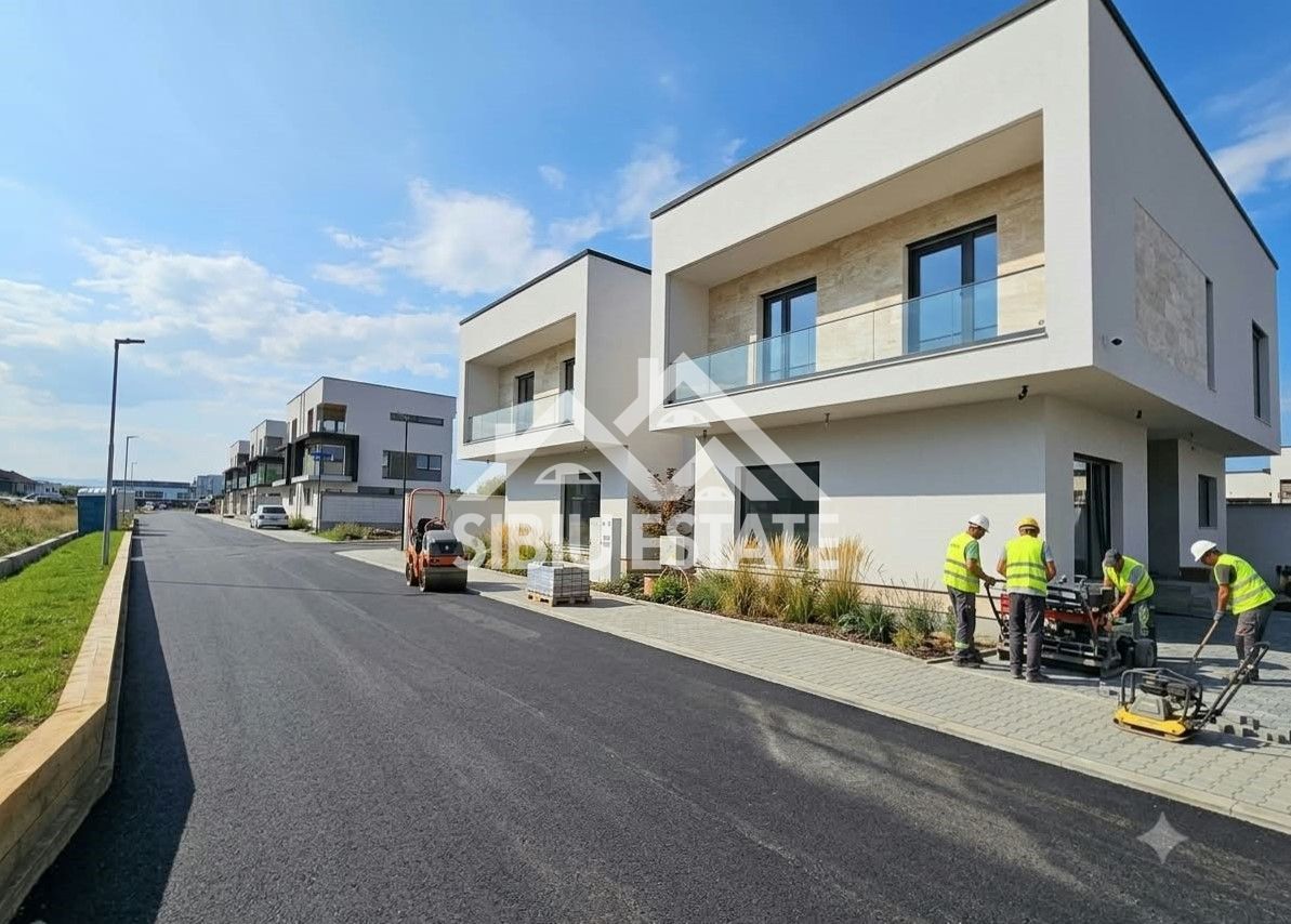 Casa noua 4 camere Selimbar central - Poză 1