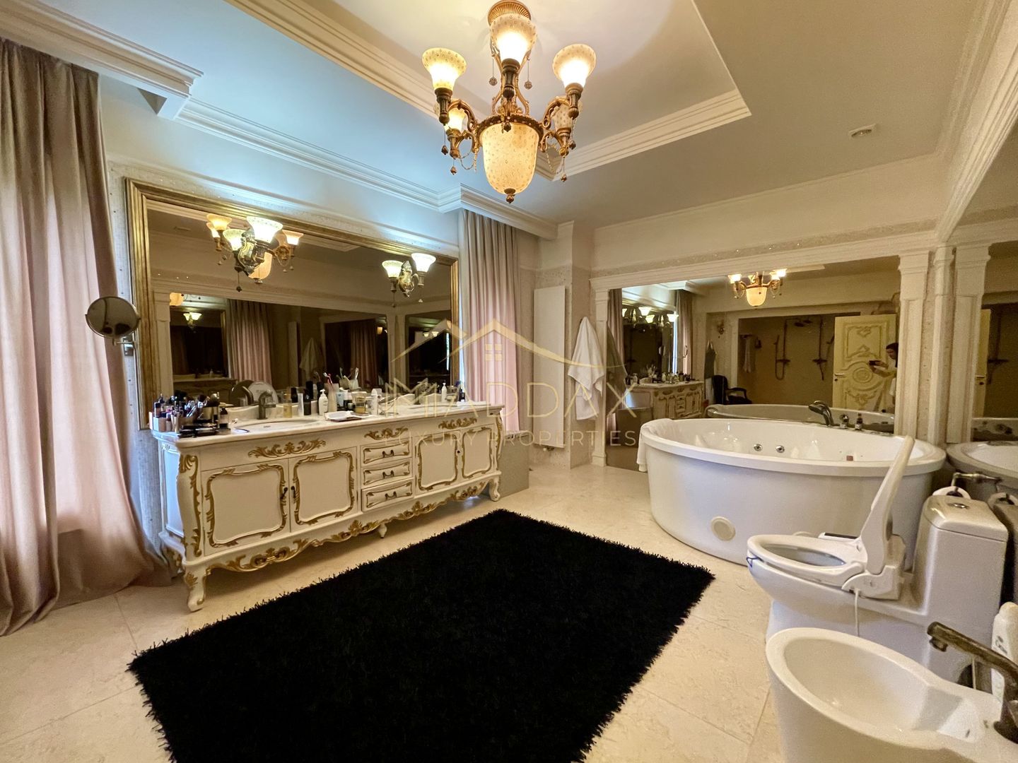 Impressive Villa *1500 SQM usable* 2613 SQM land / Open to the lake - Poză 23