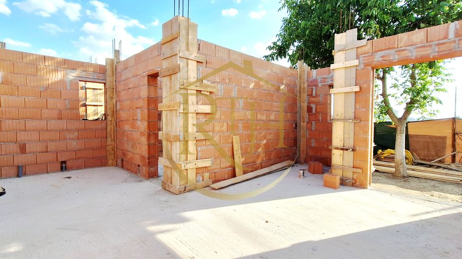 Oferim spre vanzare, Case tip duplex despartite prin spatiu verde, Giroc - Poză 9