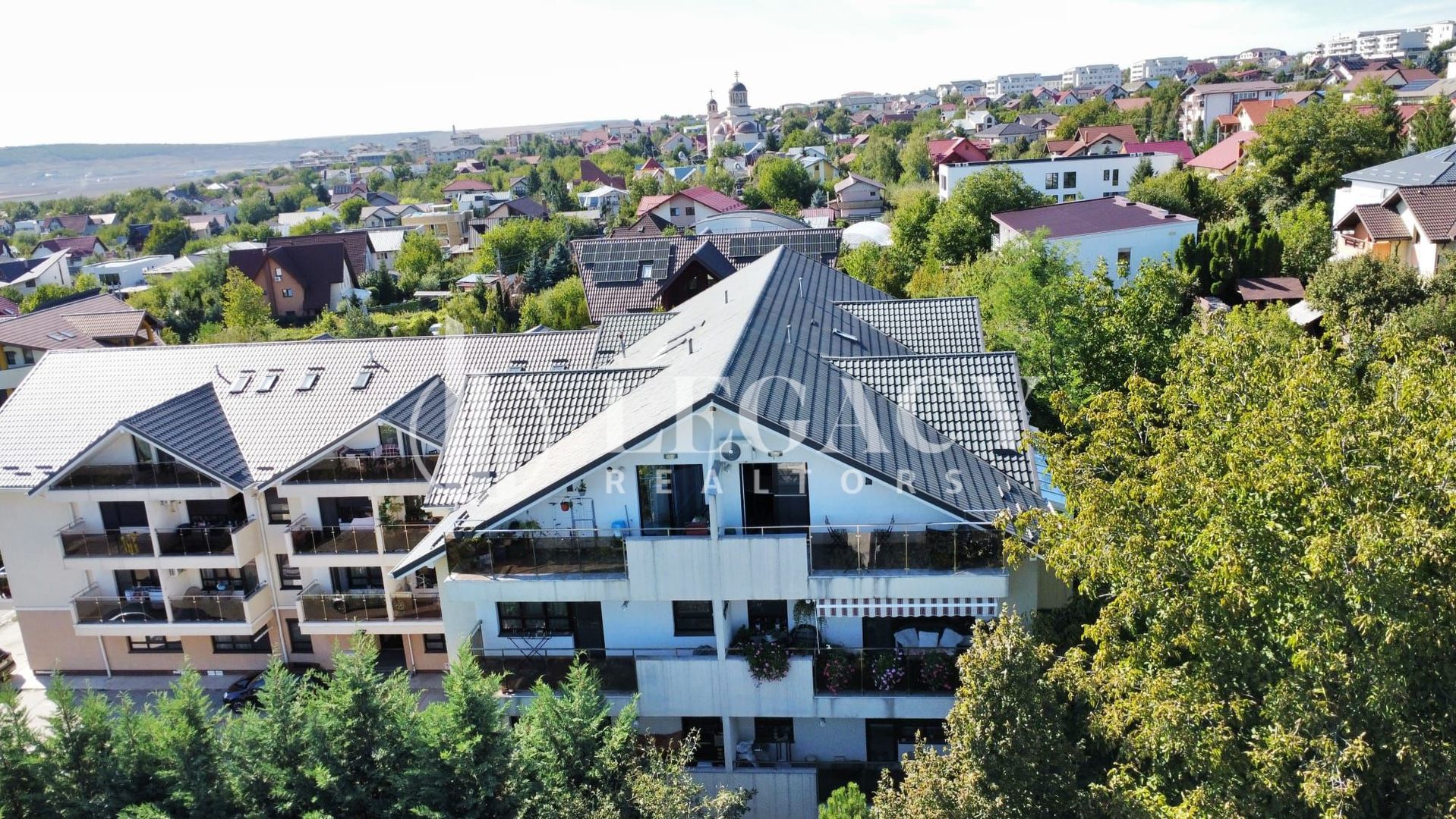 Locuință cochetă la mansardă, cu balcon și boxă de depozitare - Poză 32