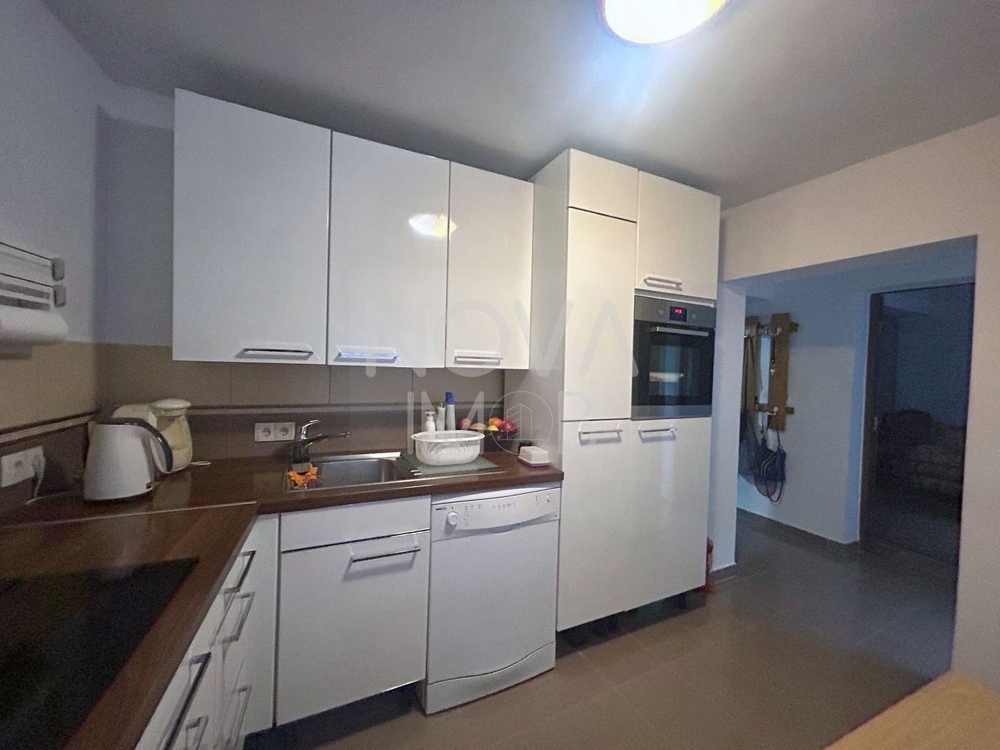 Casa de vanzare 200 mp cu spatiu comercial la parter, strada Lunga - Poză 6