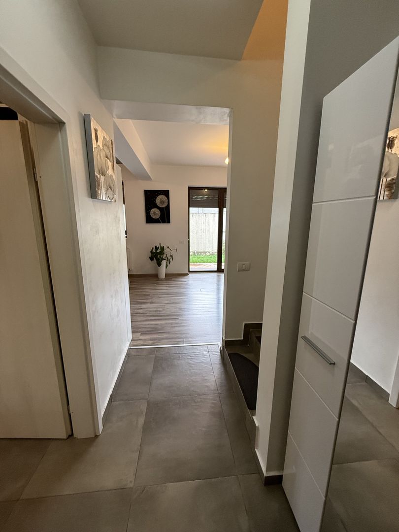 Casă înșiruită complet mobilată + curte+ 2 parcari în complex inchis! - Poză 22