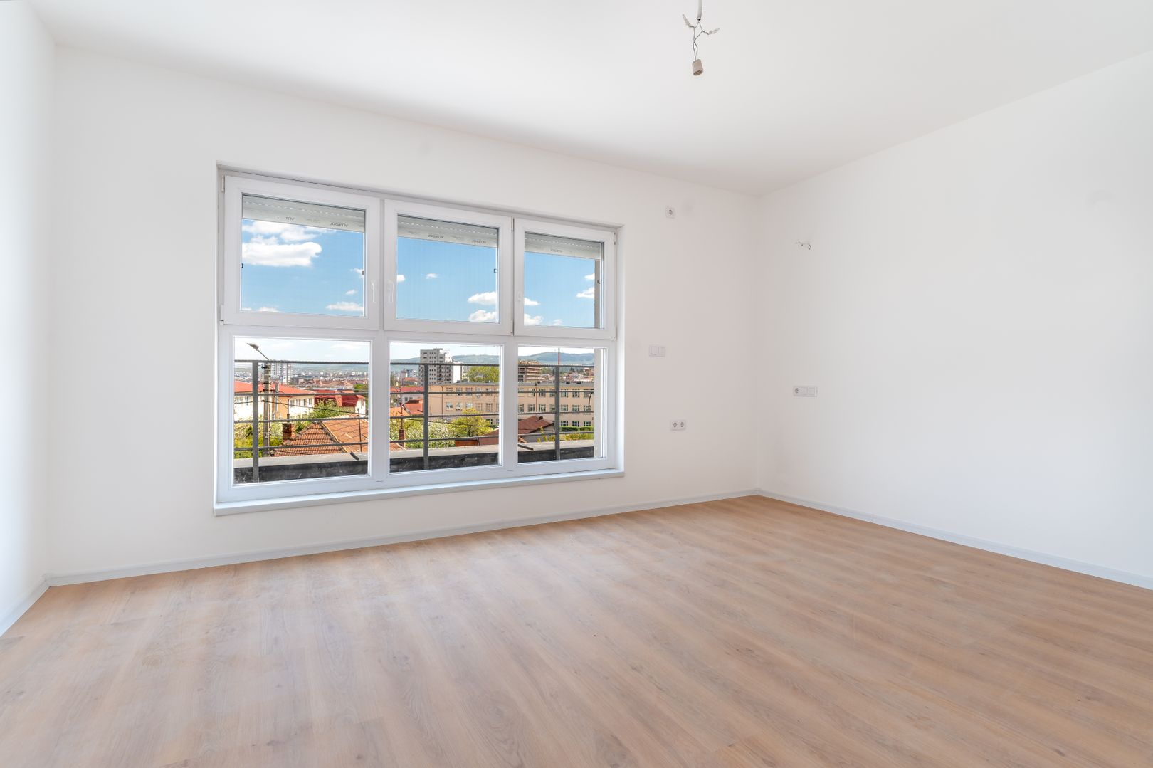 Casă / Vilă cu 5 camere de închiriat în zona Dambul Rotund - Poză 2