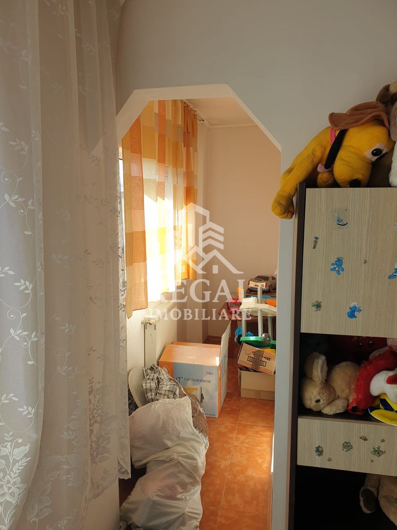 Apartament cu 3 camere de vânzare. Zona Micro 5 - Poză 2