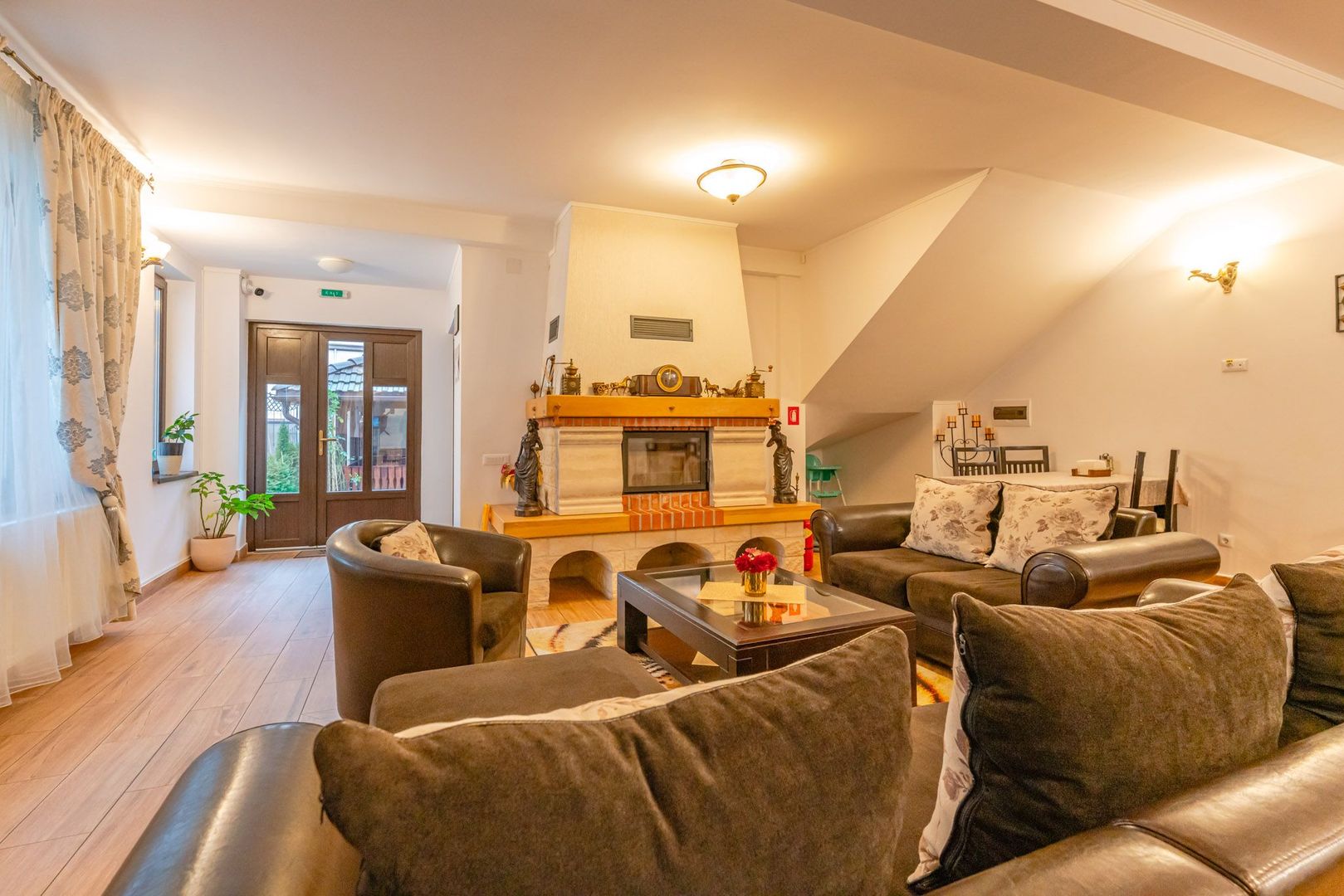 Pensiune Râșnov, 13 camere plus locuință proprietar, zonă Cetate - Poză 3