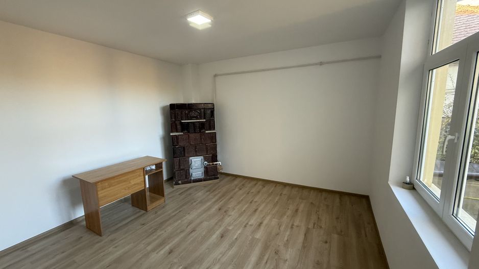 2 corpuri de Casă renovate + teren 125 mp Campina - Poză 10