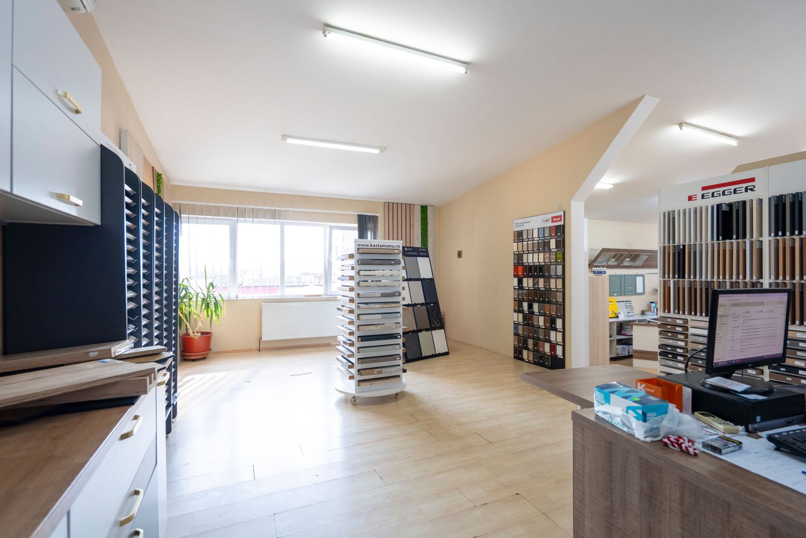 Spatiu Comercial, cu depozit, locuri de parcare, Iosia - Poză 4