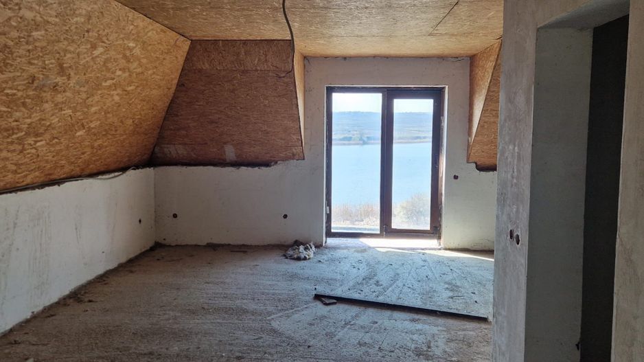 Vand vila la rosu cu teren 2700mp - Poză 8