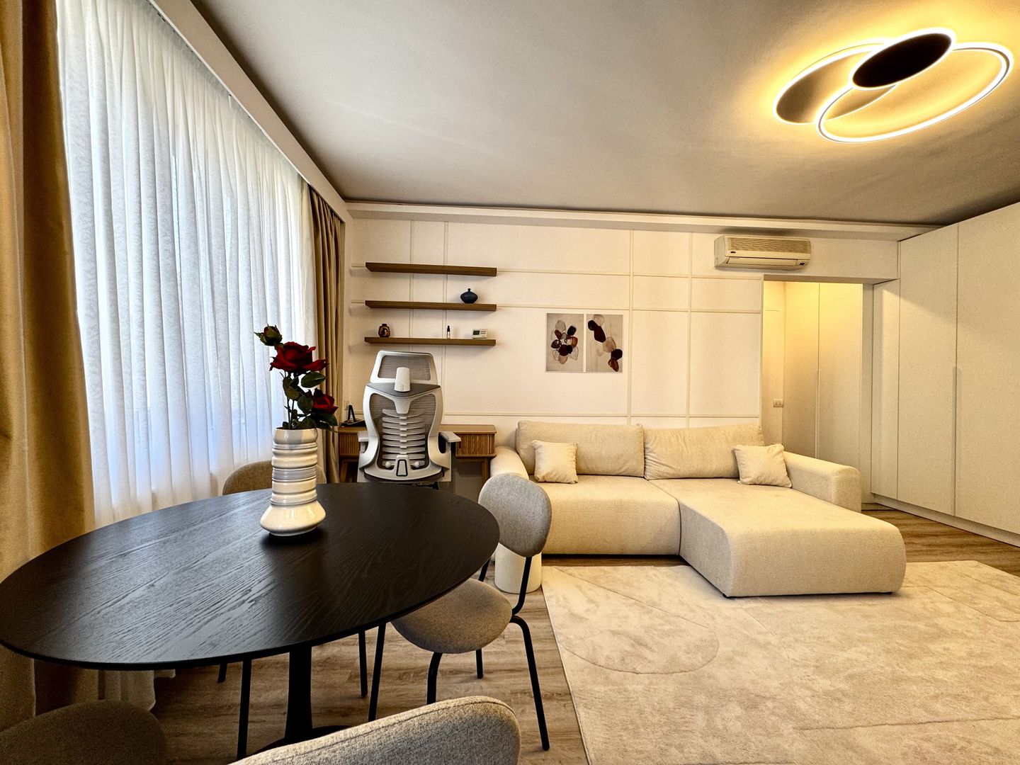 Apartament cu stil, eleganță și energie vibrantă, în Piața Victoriei - Poză 2