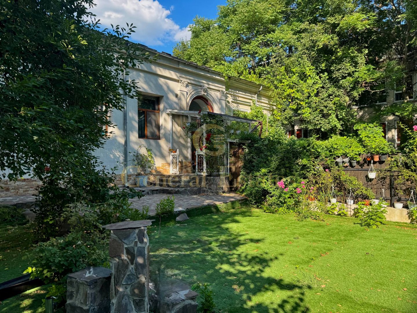 Spre Vânzare Proprietate remarcabilă cu 6 camere în inima Iașului ! - Poză 5