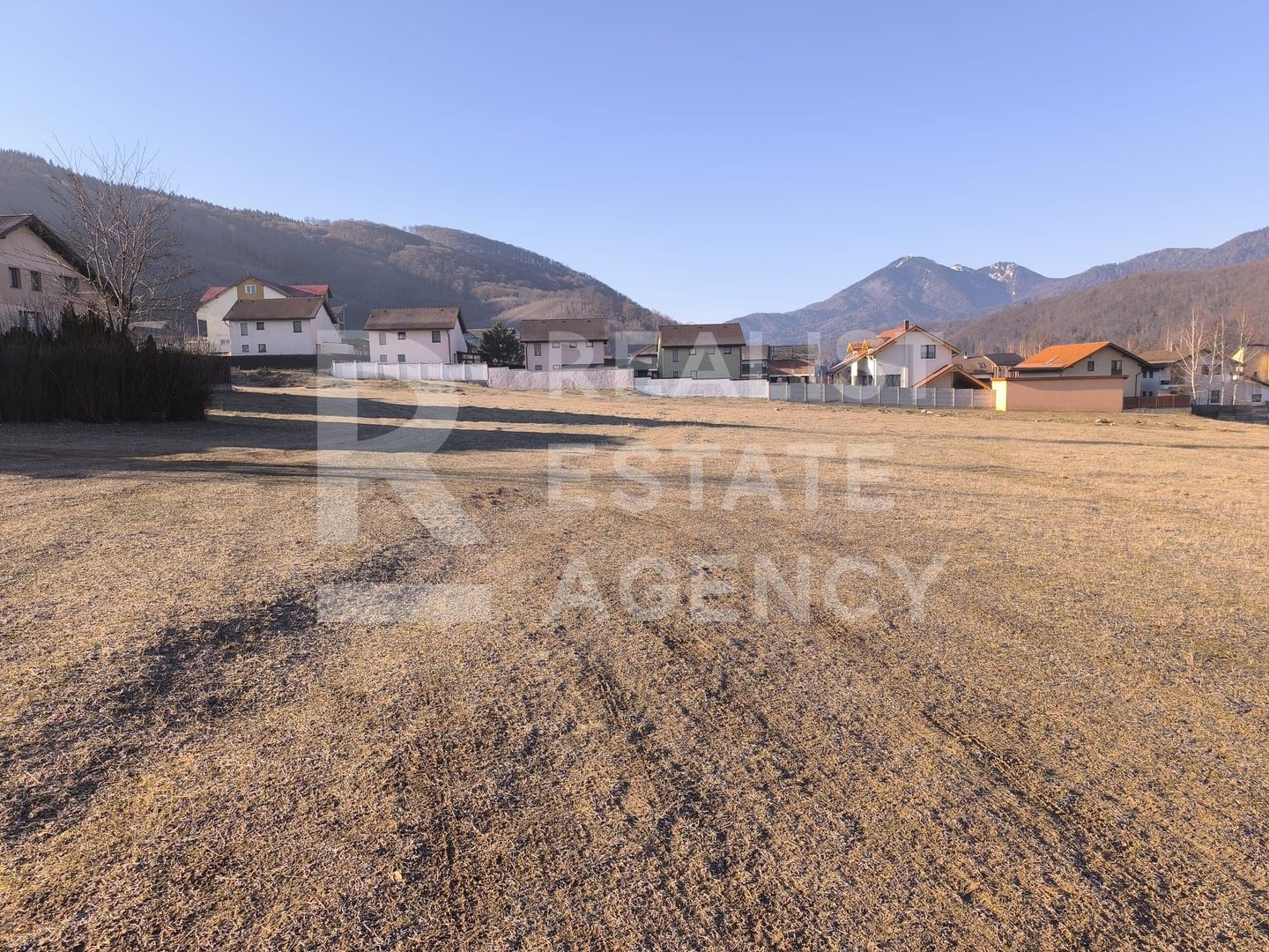 Teren de vânzare în Săcele, zona Baciu - 650m2 - Poză 1