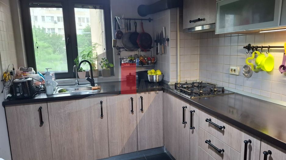 Vânzare apartament 3 camere Obregia - Poză 2