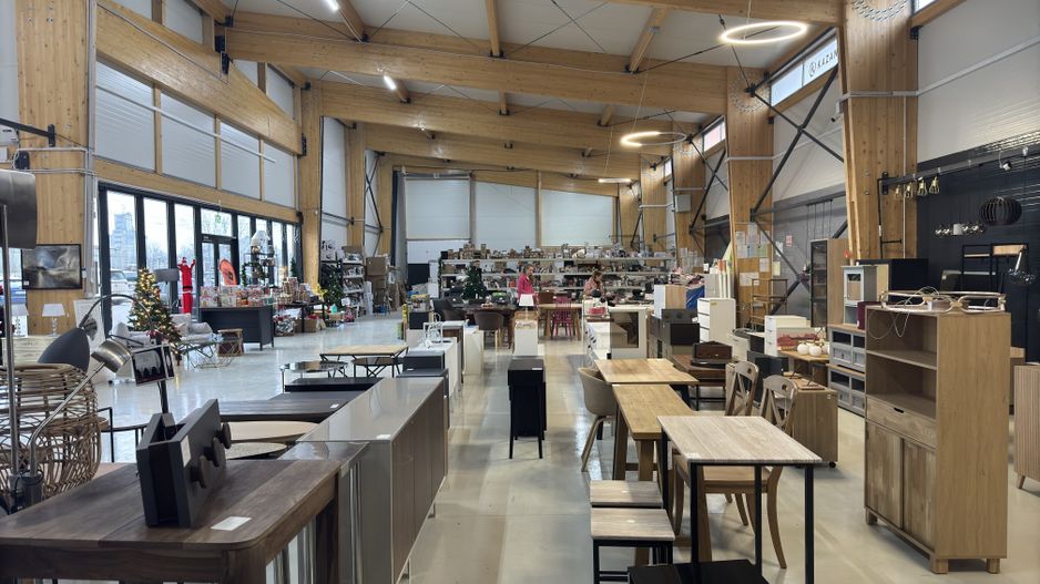 Showroom + cladire birouri | Roman/Neamt | stradal - de vanzare - Poză 1