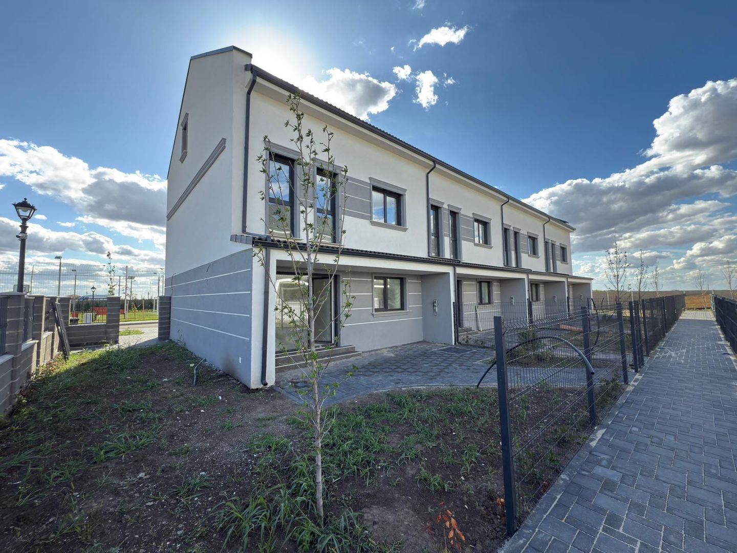 Dezvoltator - Case Premium într-un Cartier Privat. - Poză 1