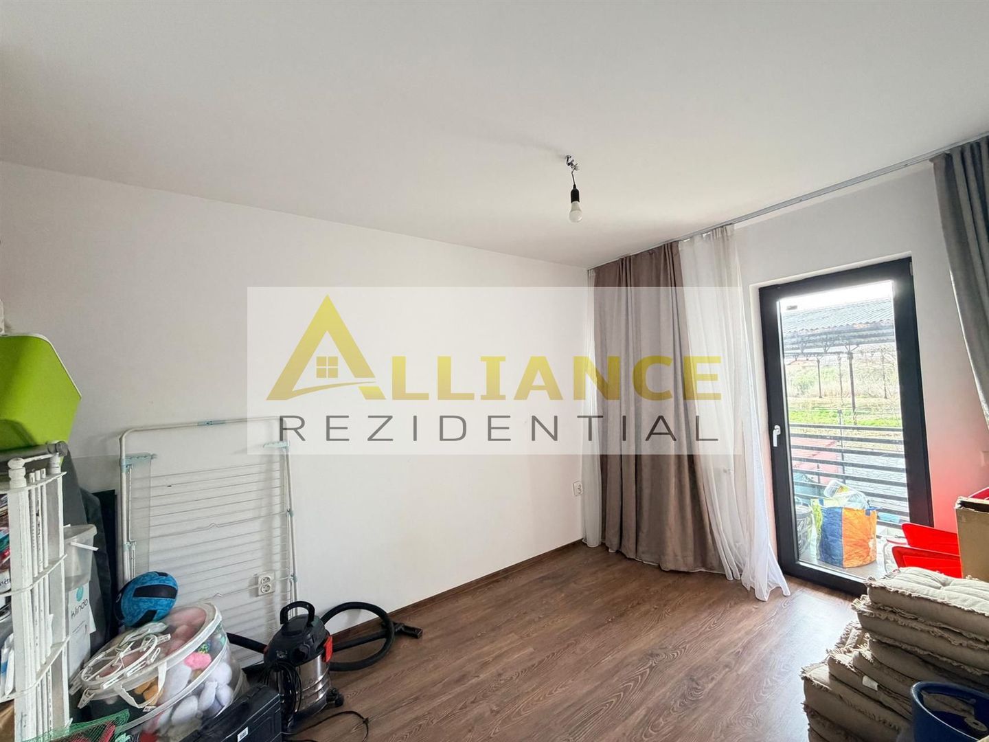 Mobilat si utilat- 4 camere- 2 bai - 200m de STV - Gata de mutare - Poză 8