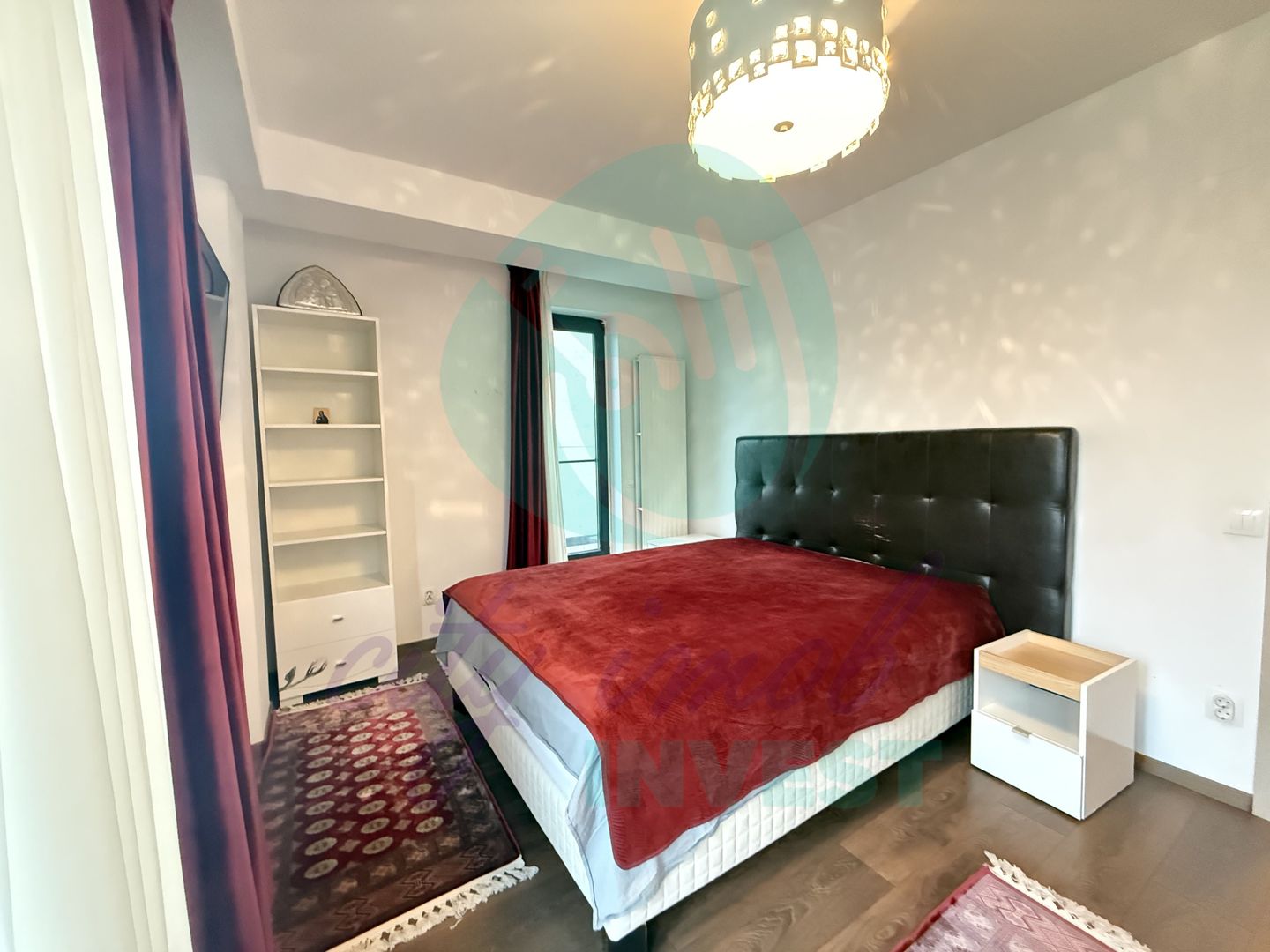 3 camere intr-o cladire cu arhitectura deosebita - Poză 2