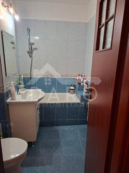 Vând apartament cu 3 camere în Tudor,strada Livezeni - Poză 3