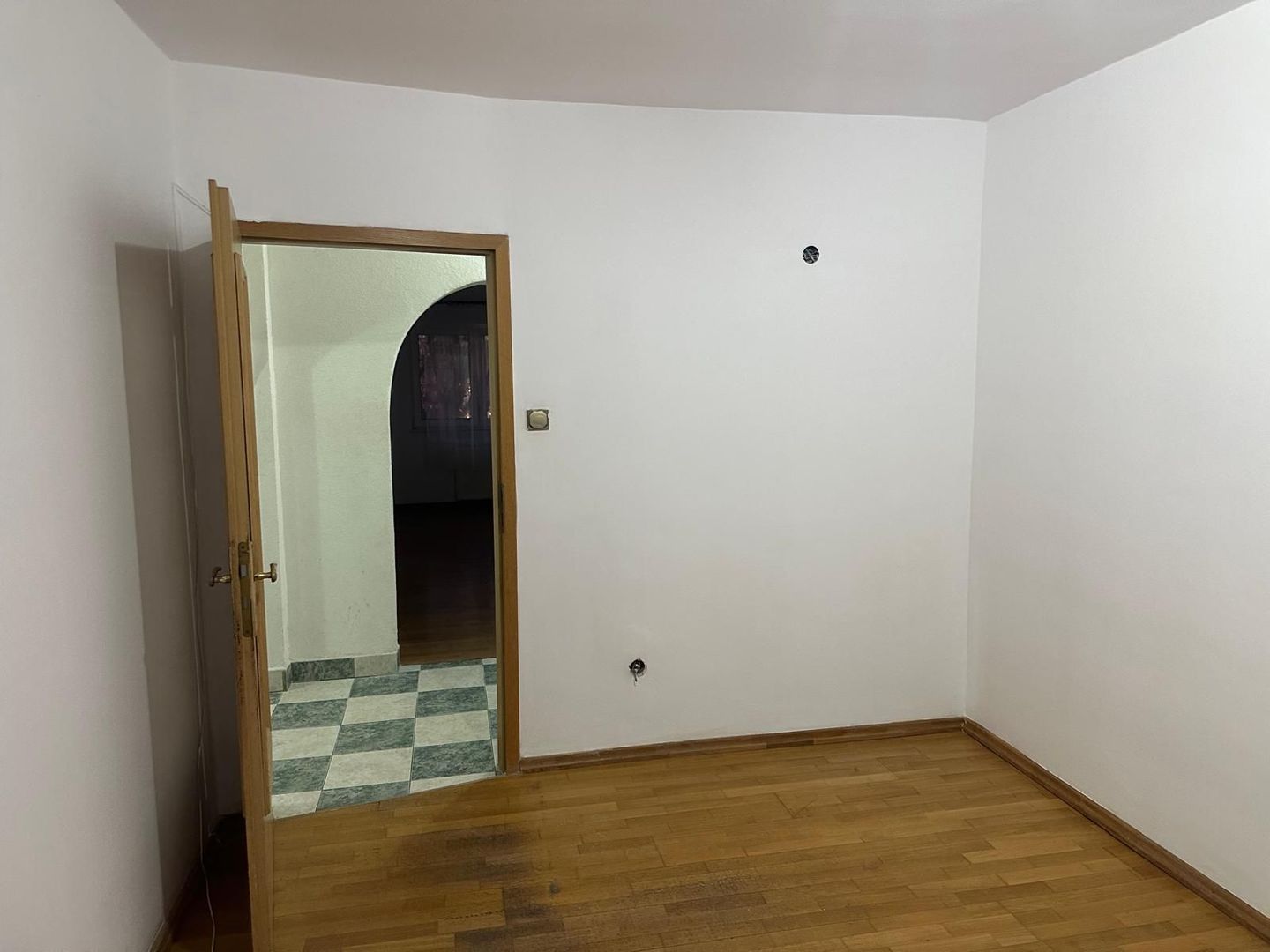 ageuropa.ro vinde apt. cu 4 cam. RENOVAT, 106mp, etaj 1 în zona SOARELUI. - Poză 15