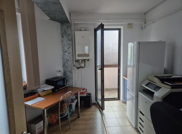 Apartament 2 camere decomandat etaj 2 Cetate 2 balcoane 62 mp. - Poză 2
