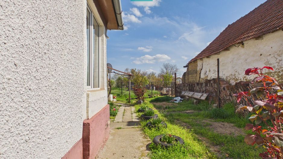 Casă cu 3 camere și 1047 mp în Peregu Mic - Poză 7