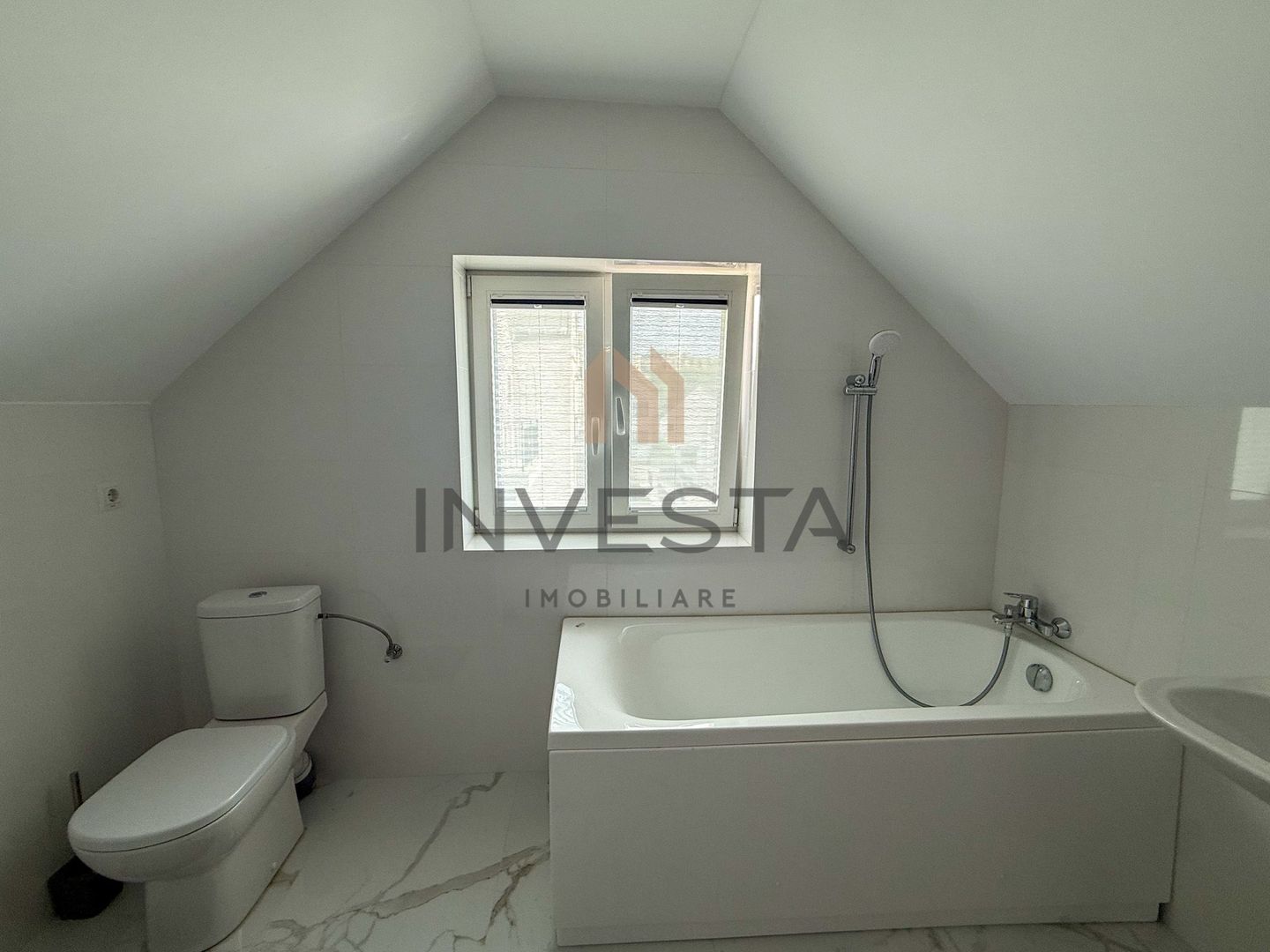 Casa insiruita cu finisaje moderne in cartierul Europa! - Poză 18