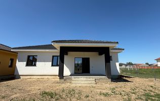 De vanzare Casa cu 3 Dormitoare/Semifinisata Teren 6.5Ari