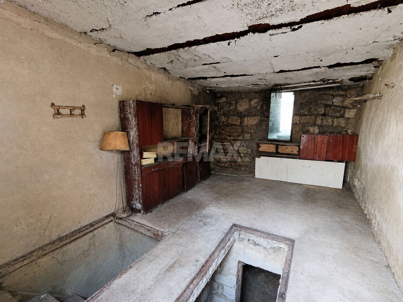 Garaj solid cu subsol mare – perfect pentru mașină sau depozitare. - Poză 14
