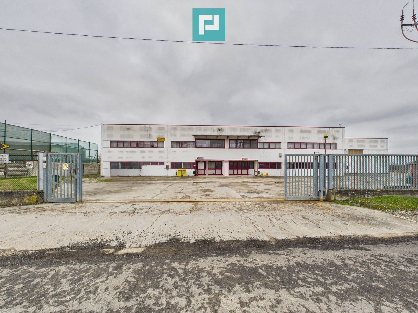 Hală de producție, cu birouri și teren, în Sebiș - Poză 2