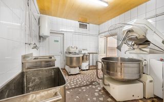 Spațiu de producție cu dotări complete: brutărie, patiserie și magazin - Poză 9
