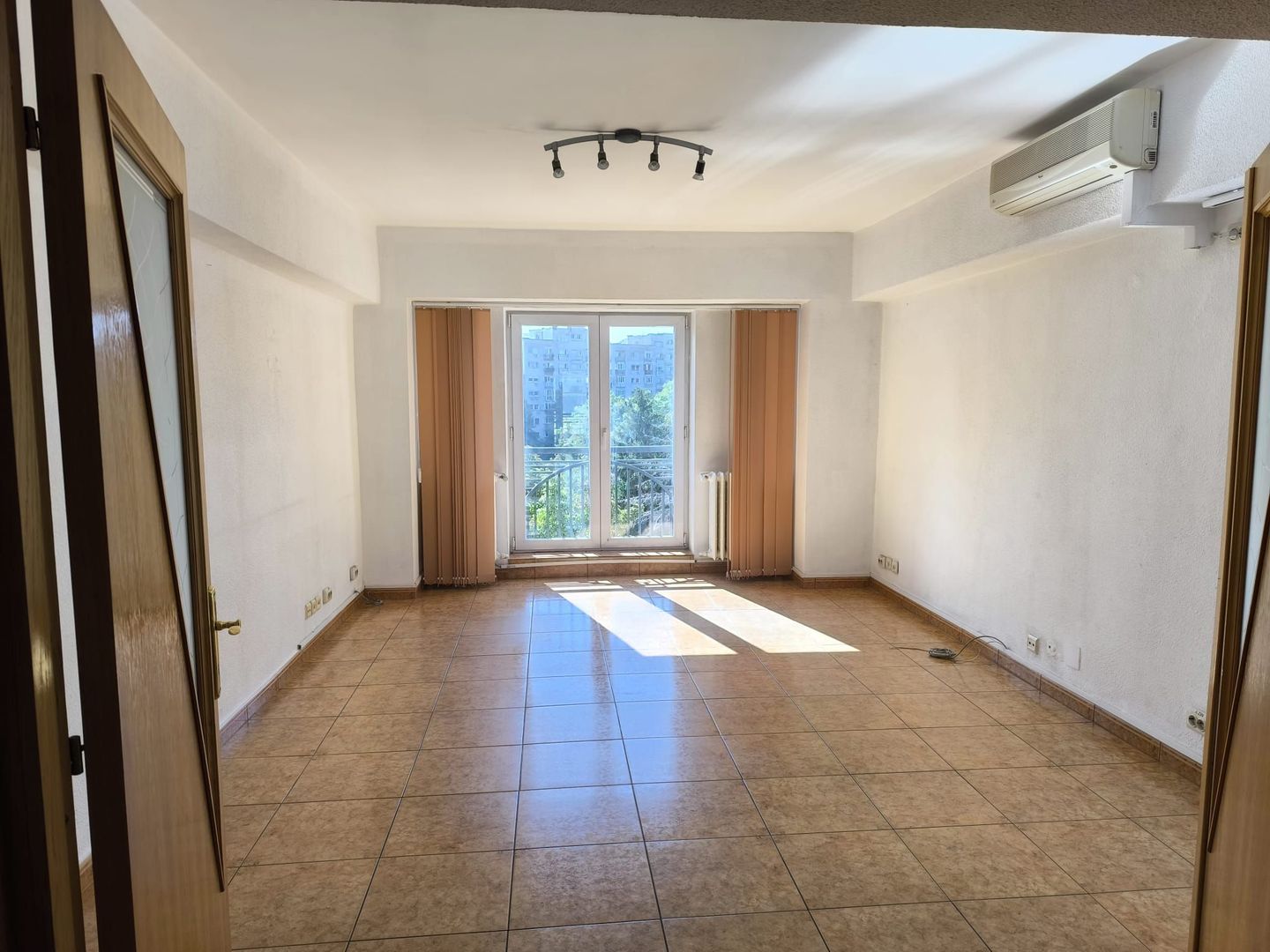 De Inchiriat Apartament 4 camere Nemobilat Piata Unirii Metrou - Poză 1