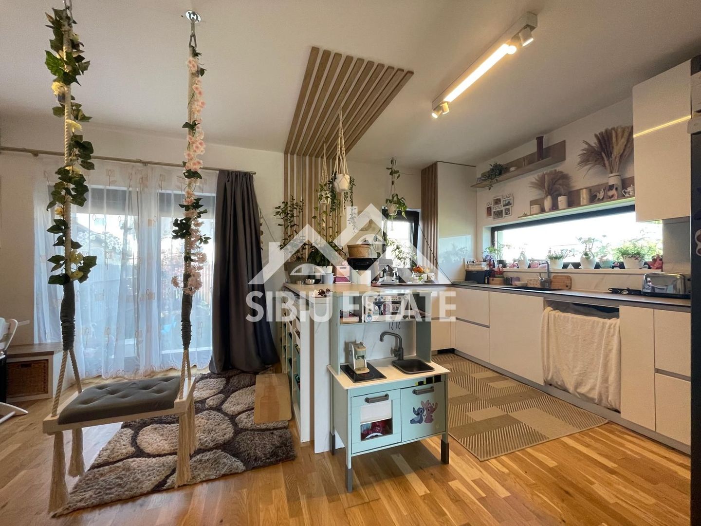 Duplex elegant cu 5 camere, 2 bai, curte in Cristian - Poză 27