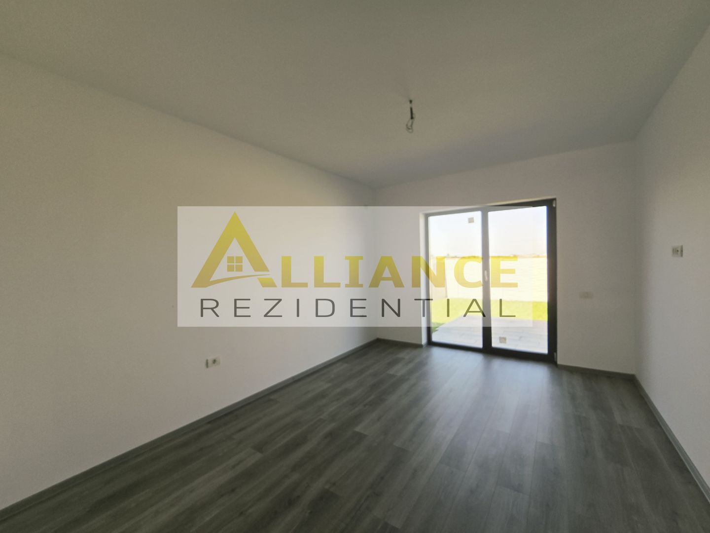 Casa moderna- 100m de autobuz-placa de beton-beci-aspensoare-gazon - Poză 4