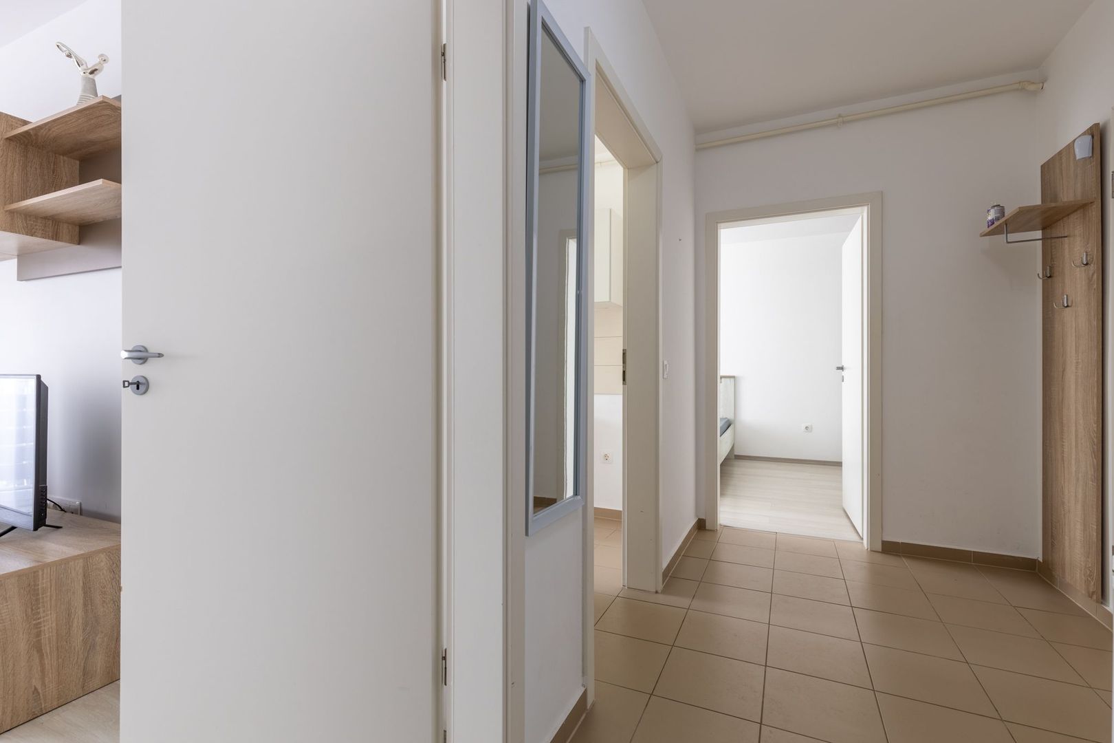 Oferim spre inchiriere apartament 2 camere etaj intermediar - Poză 6