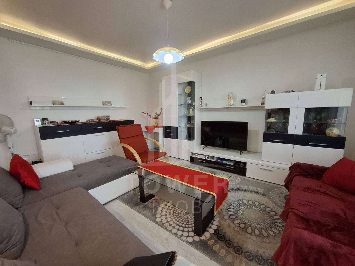 Apartament 4 camere -etaj 1, zona V. Aron - Poză 2