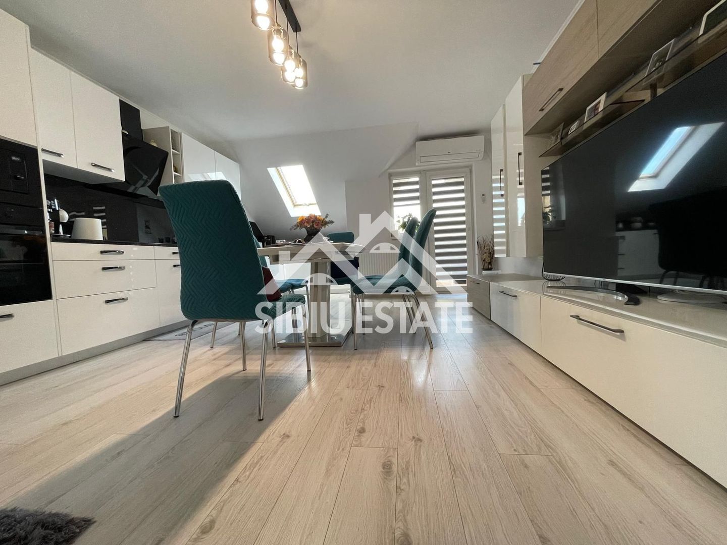 Apartament 3 camere 70 mp.  pod, loc de parcare-Selimbar - Poză 1