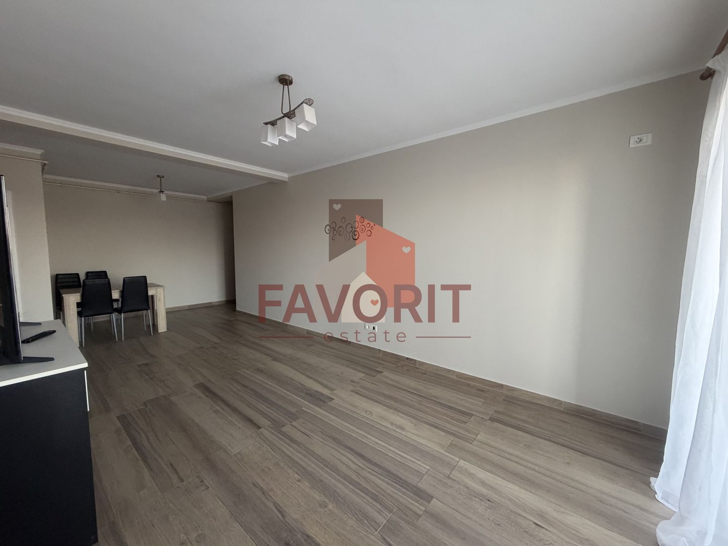 Bucatarie inchisa. Curte proprie. Cu 2 bai - Poză 3