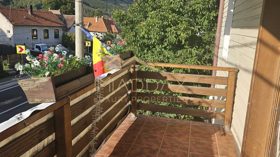 Pensiune 10 camere cu restaurant // teren 900 mp // Moieciu de Jos - Poză 48