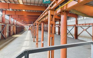 Hală industrială cu pod rulant și parcare betonată - Poză 1