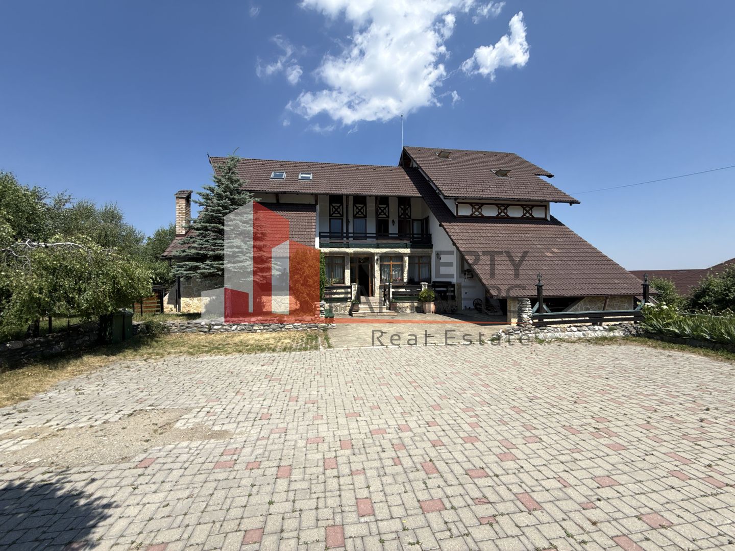 Pensiune cu vedere spectaculoasă la Bucegi și Piatra Craiului – Bradul Inalt - Poză 1