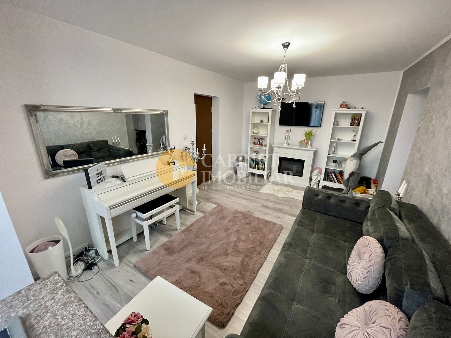 ROND PODU ROS Apartament cu 2 camere semidecomandat, etaj 3, LUX - Poză 1