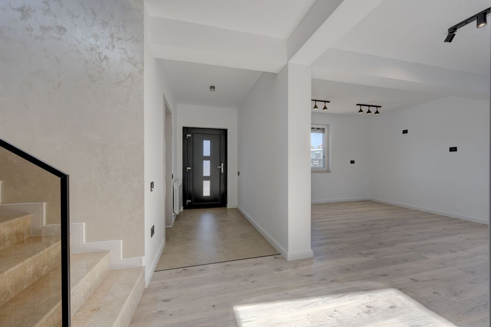 CASA TIPLA, Racordata la toate Utilitățile ! Domnești ! - Poză 5