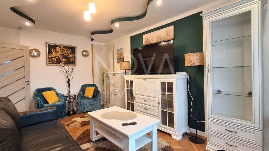 Apartament de inchiriat 3 camere etajul 4, cu lift,  Zona Vasile Aaron - Poză 1