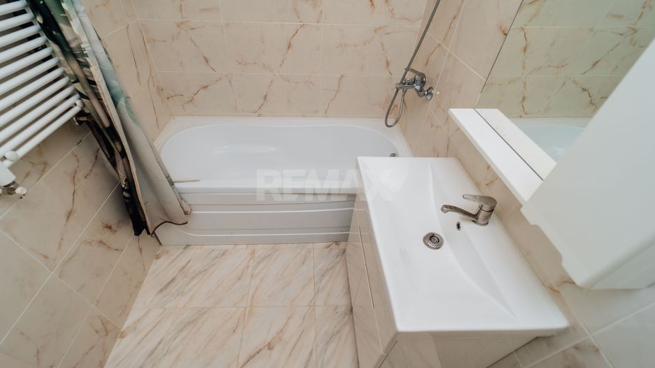 De vinzare Apartament 2 camere si balcon + living cu logie - Poză 17
