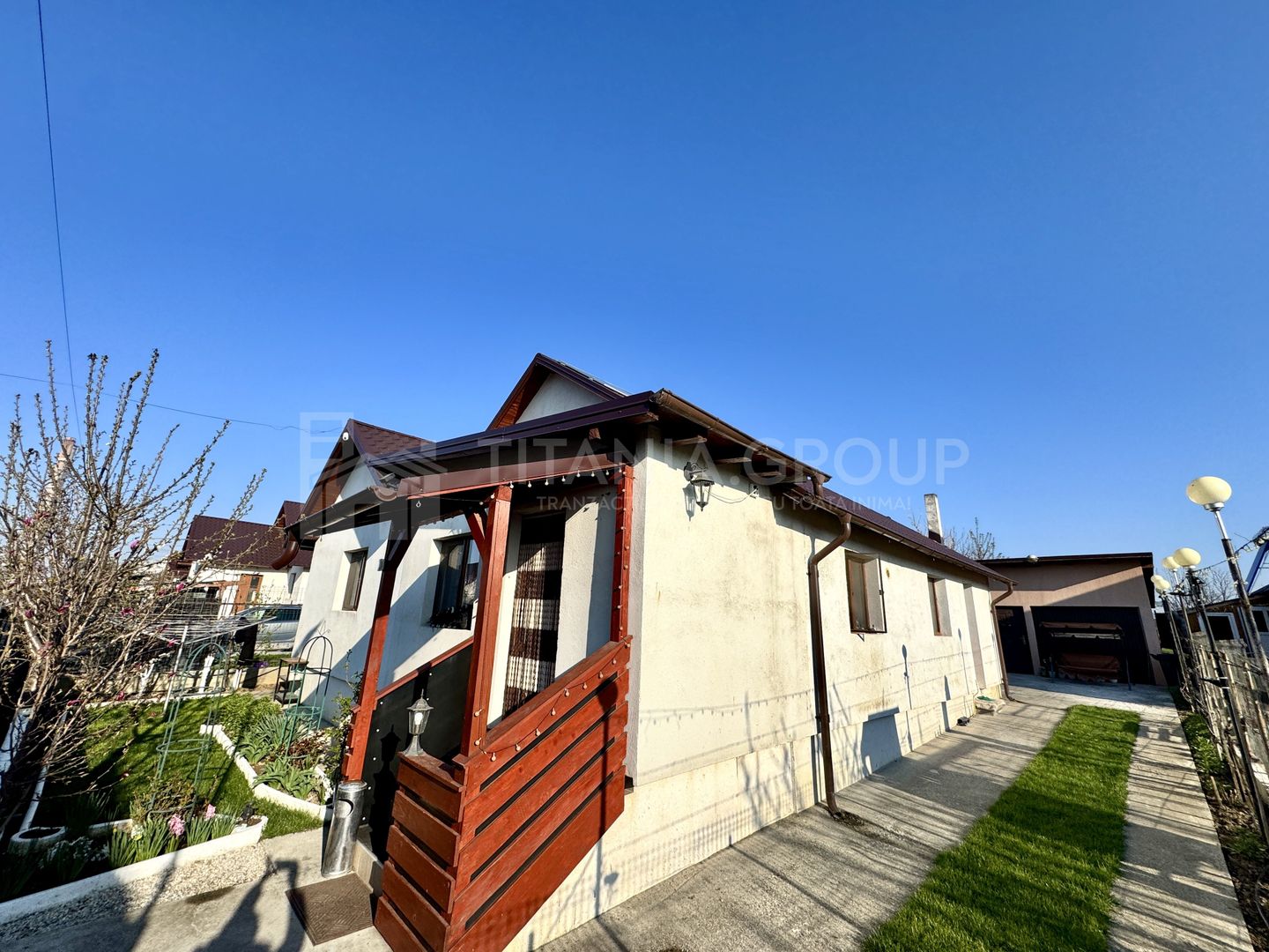 Se vinde “acasa”, 4 camere decomandate, panouri+baterii, teren 397mp,m - Poză 1