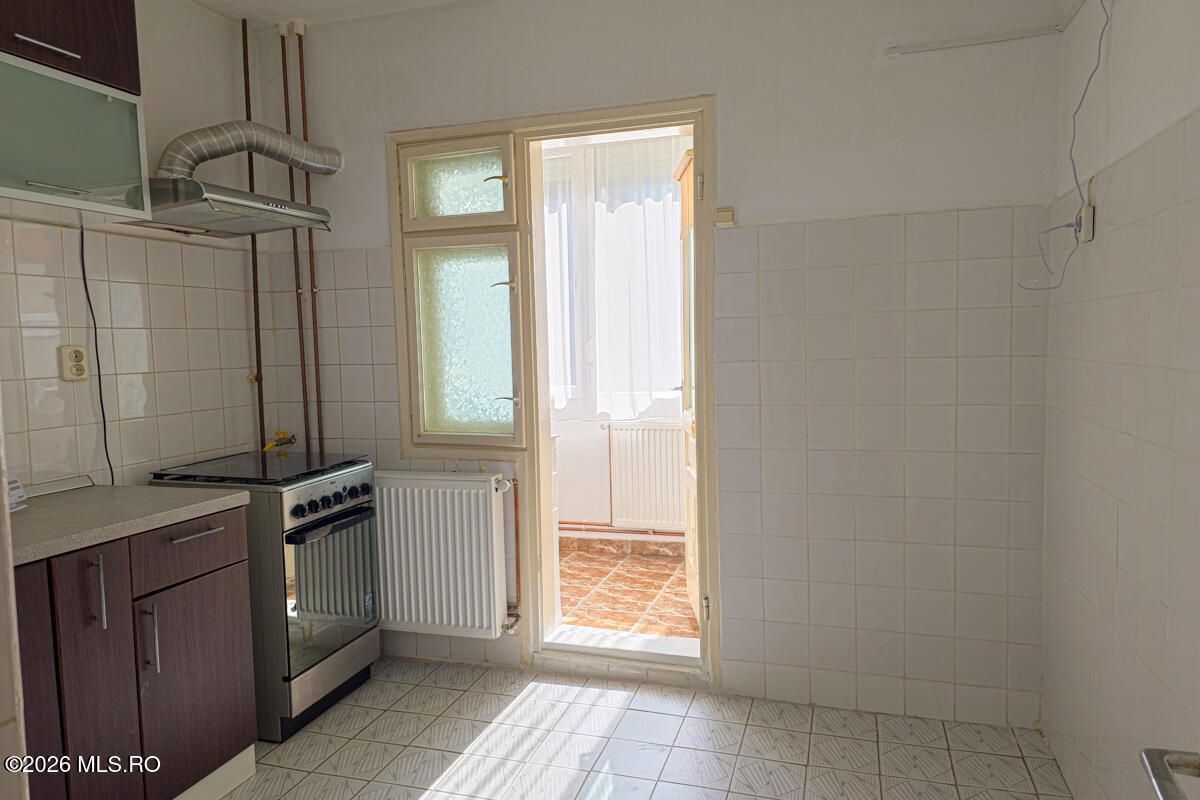 Soarelui - Scoala 30 - 3 Camere, Decomandat, 2 Bai, Etaj 2, Centrala - Poză 5