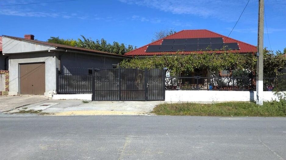 Castelu - Str. Florilor, casa din 2012, teren 737 mp si 106 mp utili - Poză 1