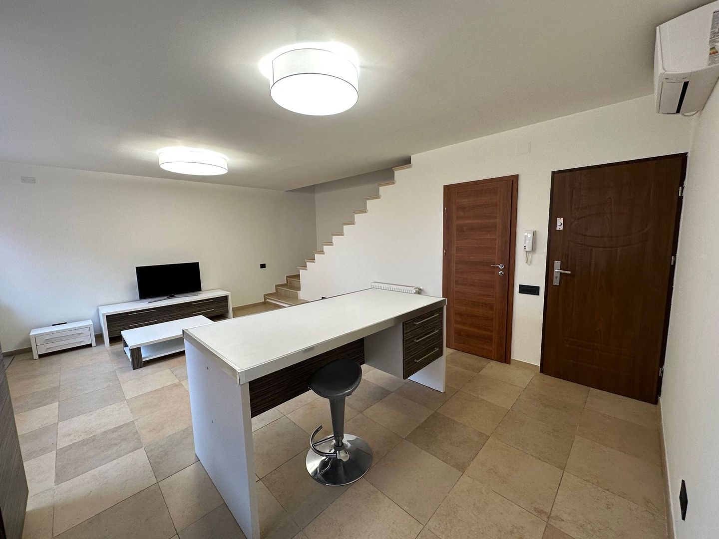 Apartament cu 3 camere de închiriat Dumbravita - Poză 1