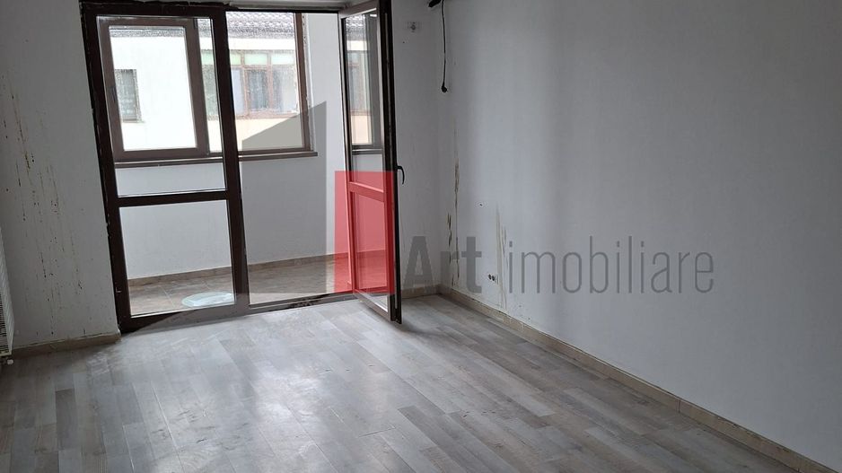 Apartament cu 3 camere de vanzare-Metalurgiei-Aparatorii Patriei-cu centrala - Poză 1